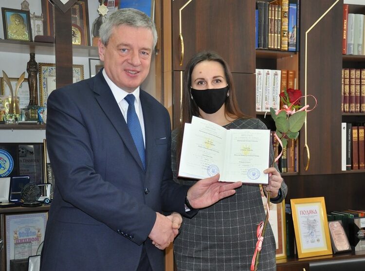 тр28