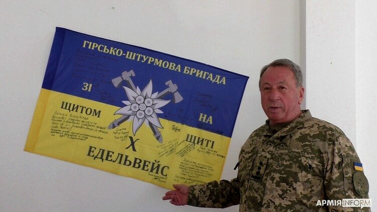 13_zaviduvach_kafedry_z_praporom-podyakoyu_za_navchannya_oficzeriv
